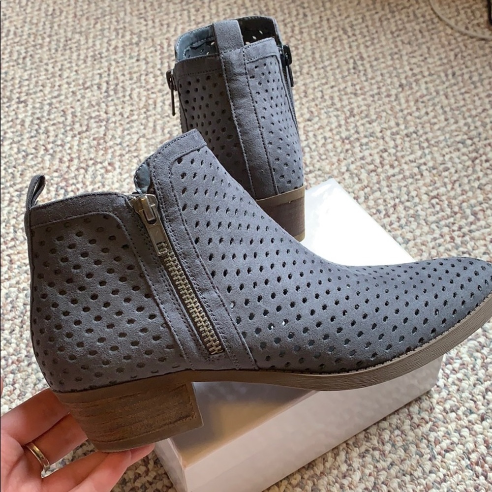 Carlos Santana perforated booties size 7.5
